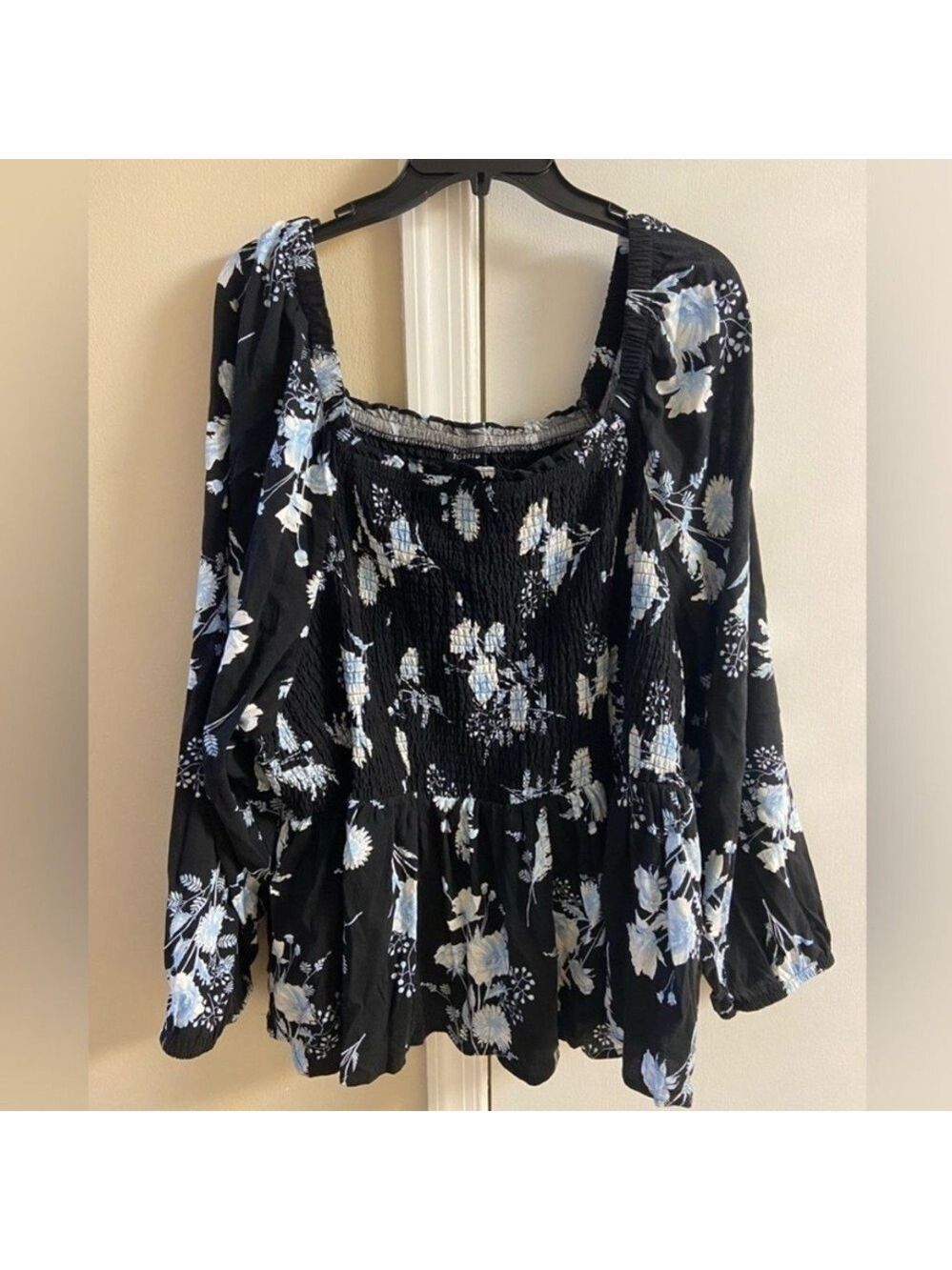 Torrid Black and Blue Floral Blouse babydoll smocked bodice 5X NWT